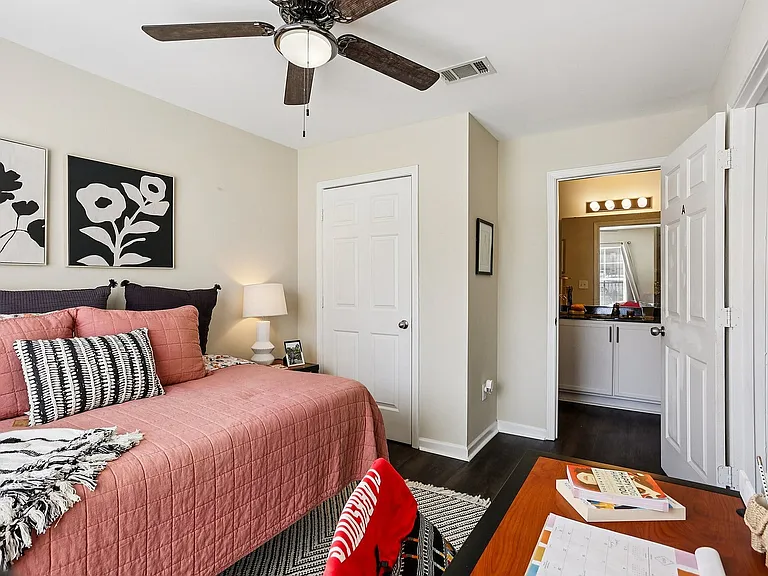 24-web-or-mls-University Ave-S2210-024