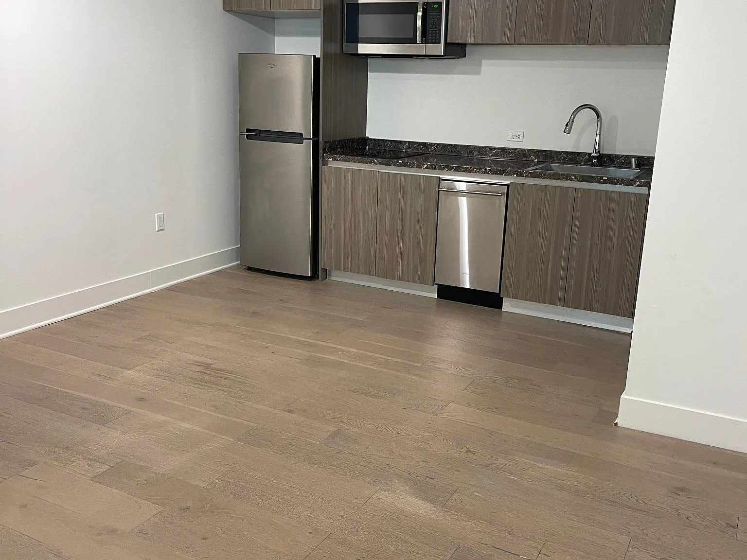 Studio, 450 sqft, $2,400 — Photo 1