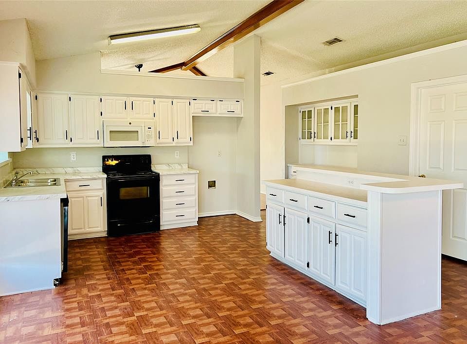 1st image of 300 Stoneybrook Dr