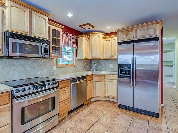 4th image of 19 Hope Ln