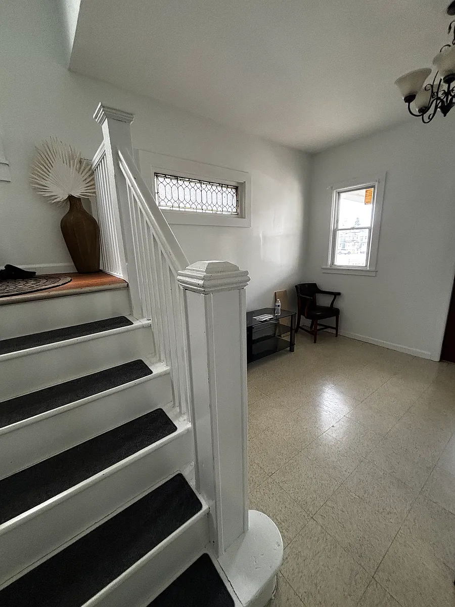 Building Photo - 615 E 24th St #1