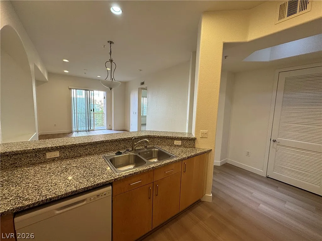 2 bed, 2.0 bath, 1038 sqft, $1,550 — Photo 4