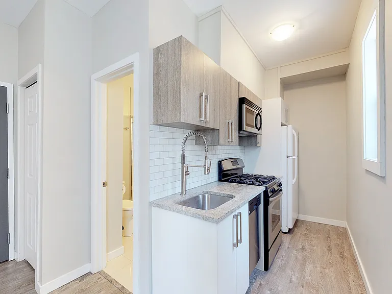 174 Clarence St — Photo 11