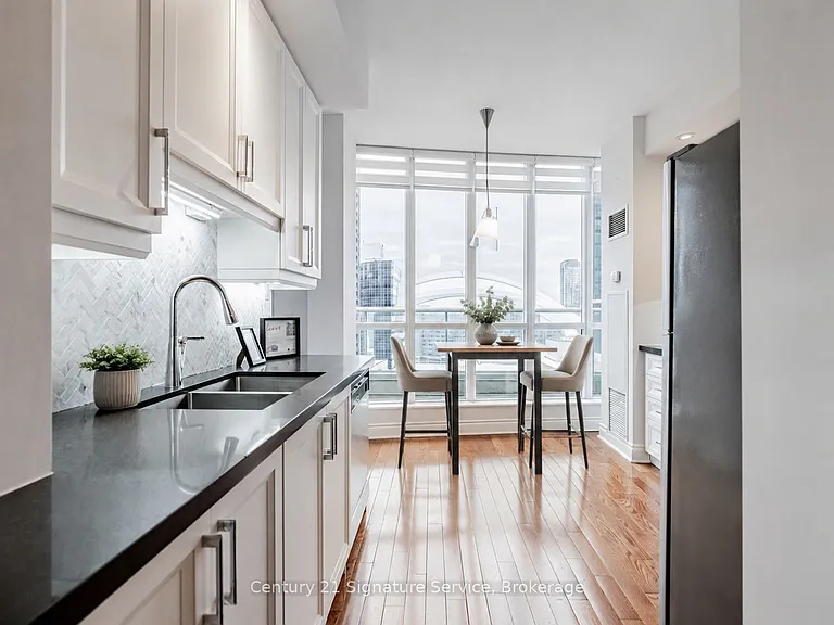 250 Wellington St W #Penthouse 36 — Photo 5