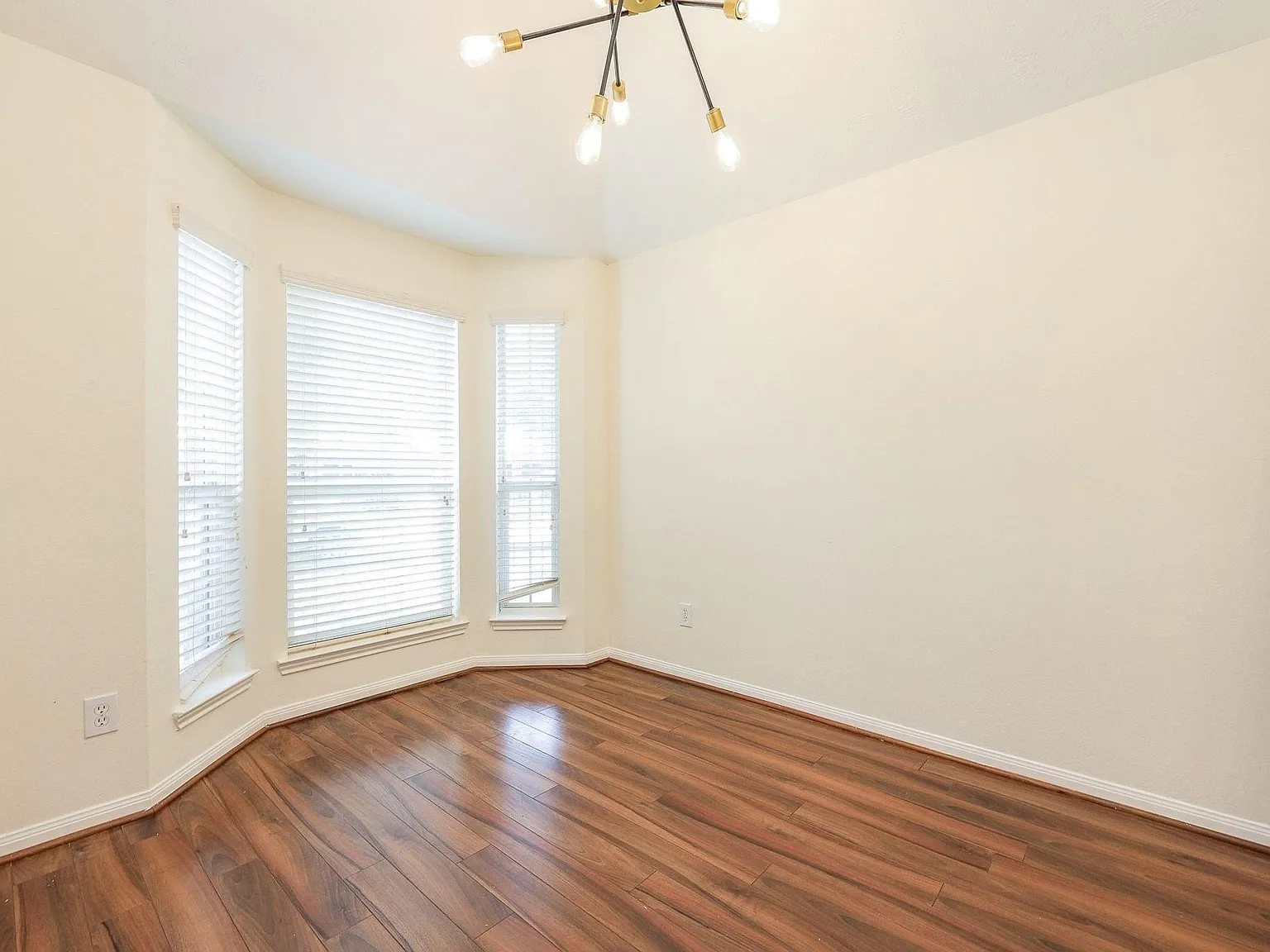 3 bed, 2.0 bath, 1592 sqft, $2,100 — Photo 4