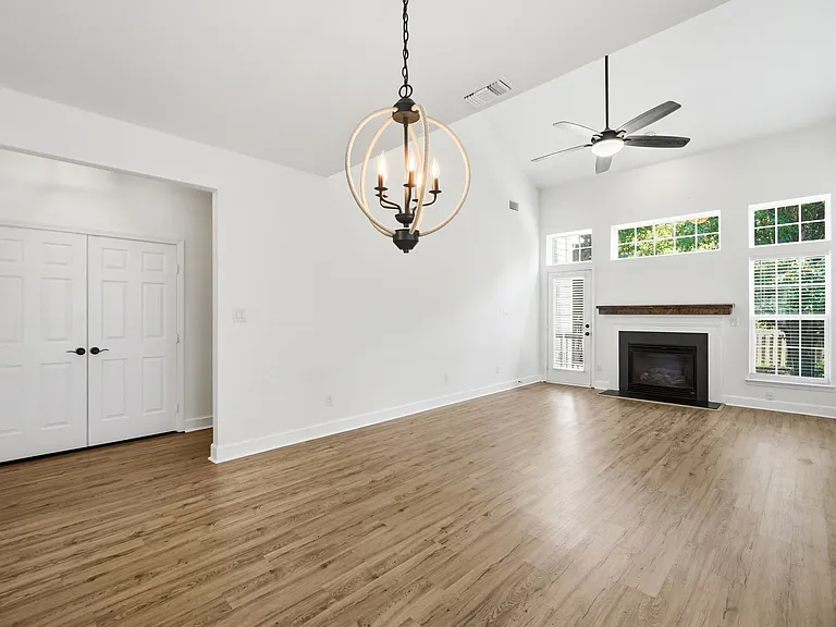 4084 Holly Villa Cir — Photo 14