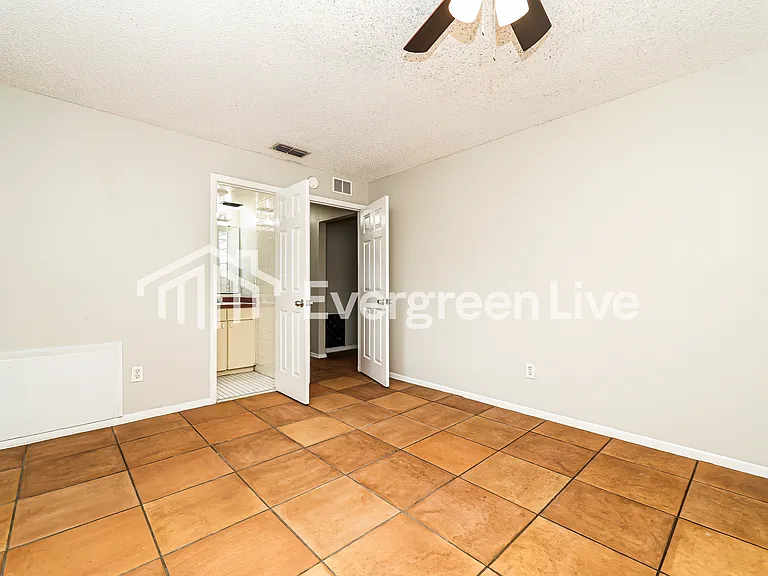 613 Charter Ct — Photo 4