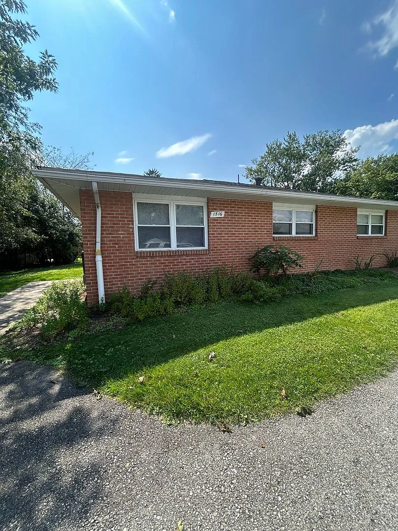 3 bed, 1 bath duplex — Photo 1