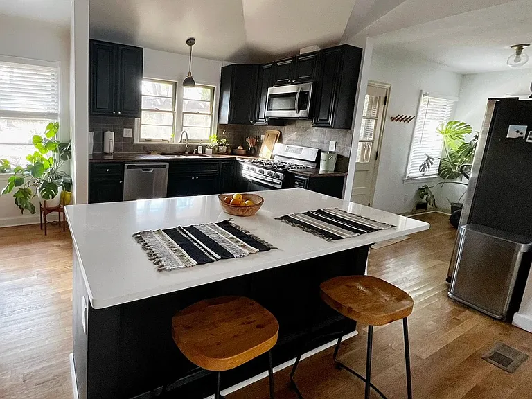 230 Chelsea Cir — Photo 3