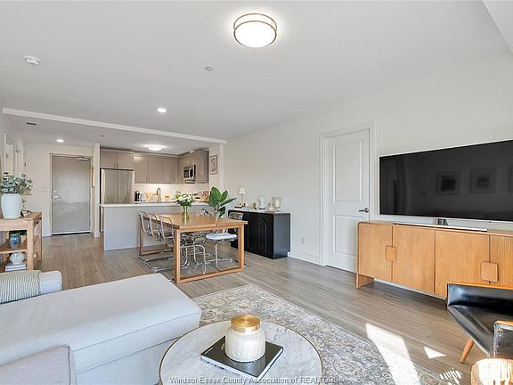 3rd image of 1489 Banwell Rd #423