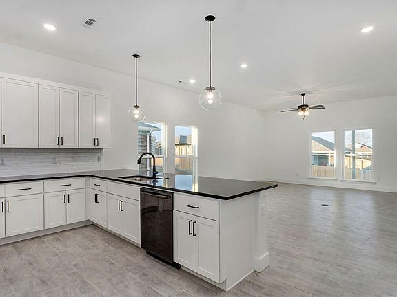 4th image of 804 Aberdeen Avenue