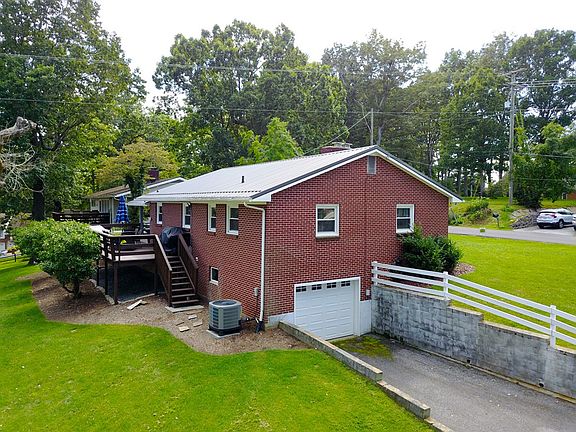 4th image of 208 Waugh Dr