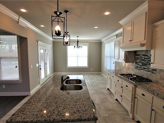 5th image of 1710 Helen Ln