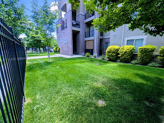 3rd image of 170 E Belmont Ave APT 20