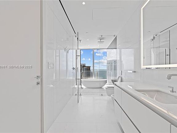 5th image of 300 Biscayne Boulevard Way #3201
