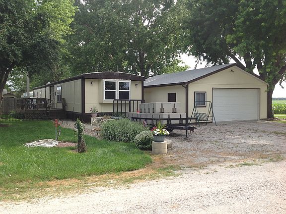 Detached lrg garage 32'x26'