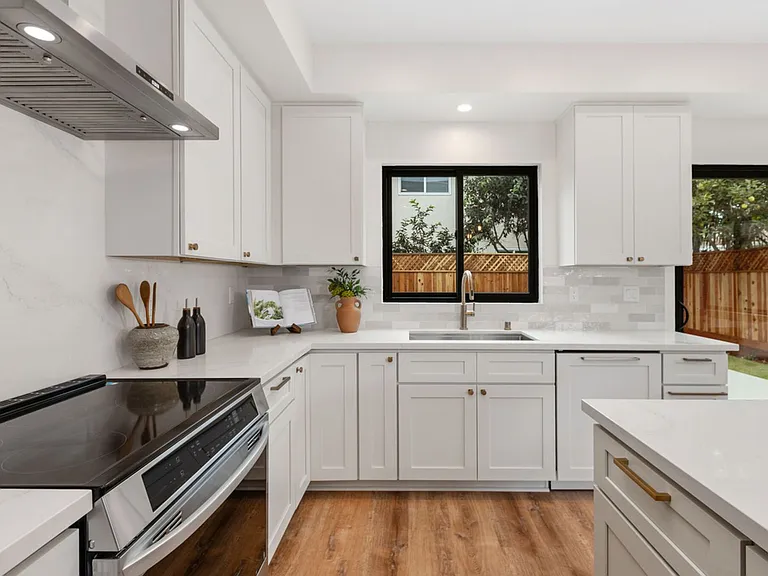 243 Dahlia Ave — Photo 2