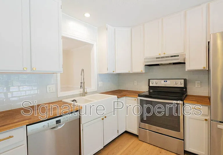 405 Lakeview Ct — Photo 6