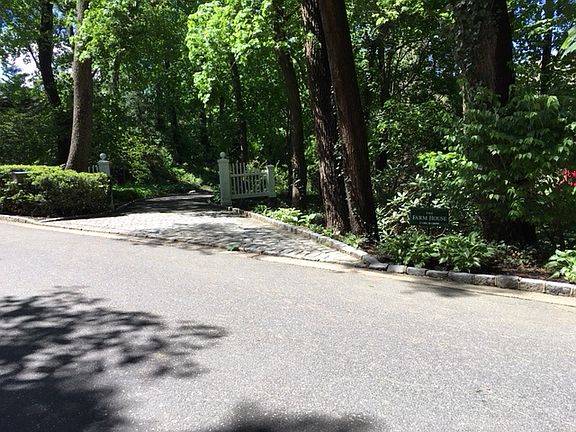 Driveway/street view