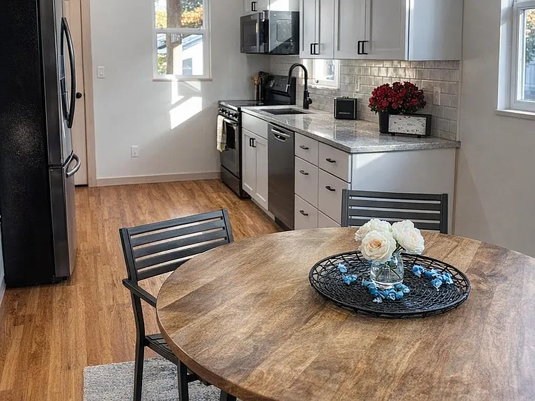 920 S Summit Ave — Photo 4
