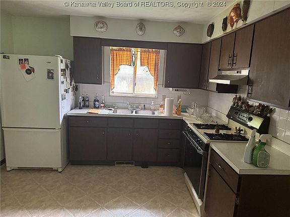 4th image of 22 Carol Dr