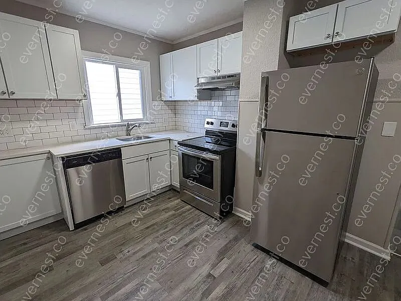 3 bed, 1.0 bath, 993 sqft, $1,547 — Photo 2