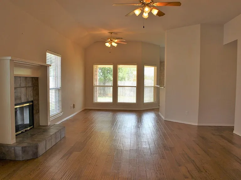 1913 Del Simmons Dr — Photo 2