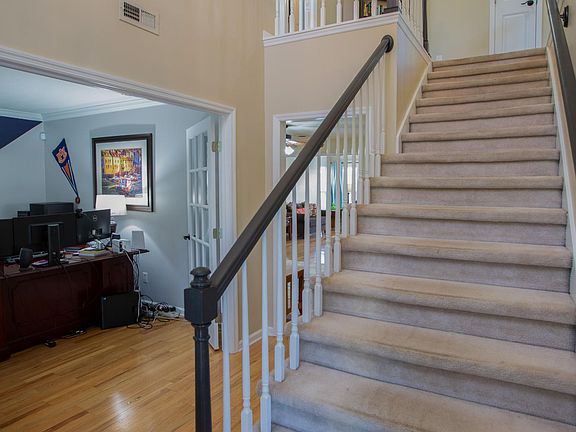 3rd image of 923 Paxton Dr