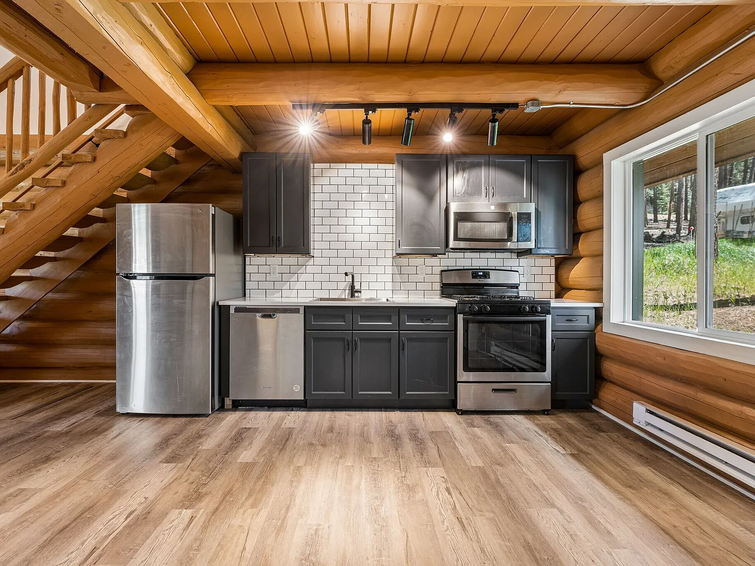 1 bed, 960 sqft, $1,800 — Photo 3