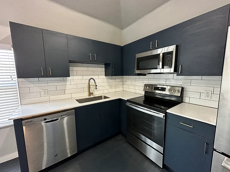 1630 NW 13th St #5 — Photo 4