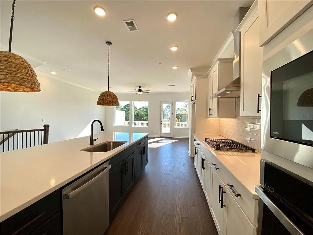 4 bed, 3.5 bath, 2364 sqft, $3,800 — Photo 4