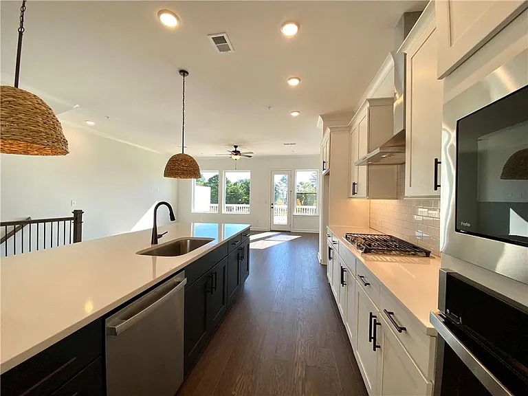435 Ashbury Dr — Photo 4