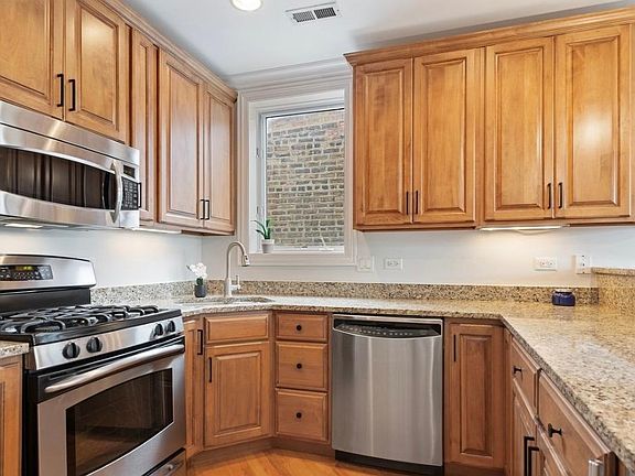 4th image of 2022 N Wood St #2