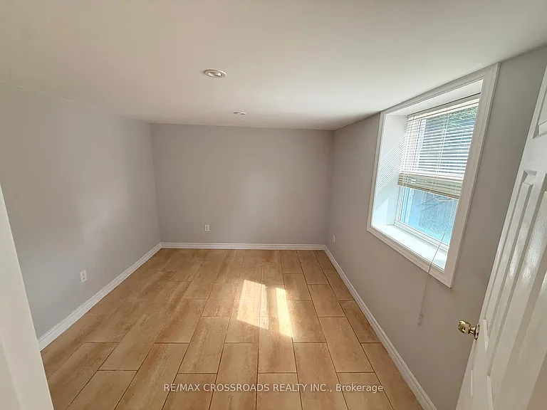 23 Burnview Cres — Photo 4