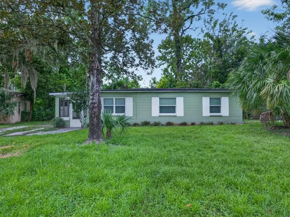 2256 Inwood Cir S