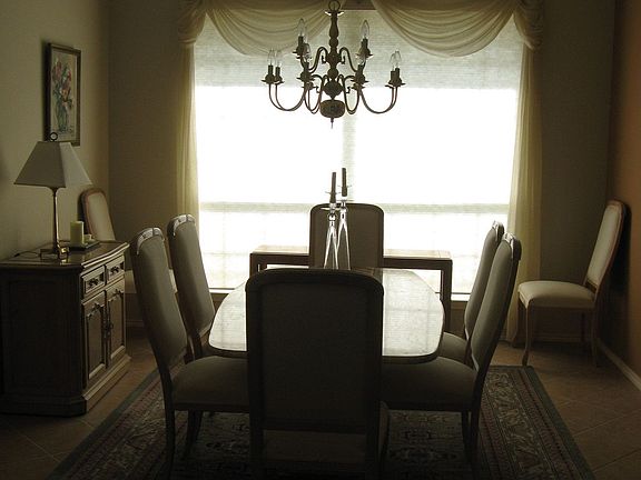 Formal dining (off foyer)