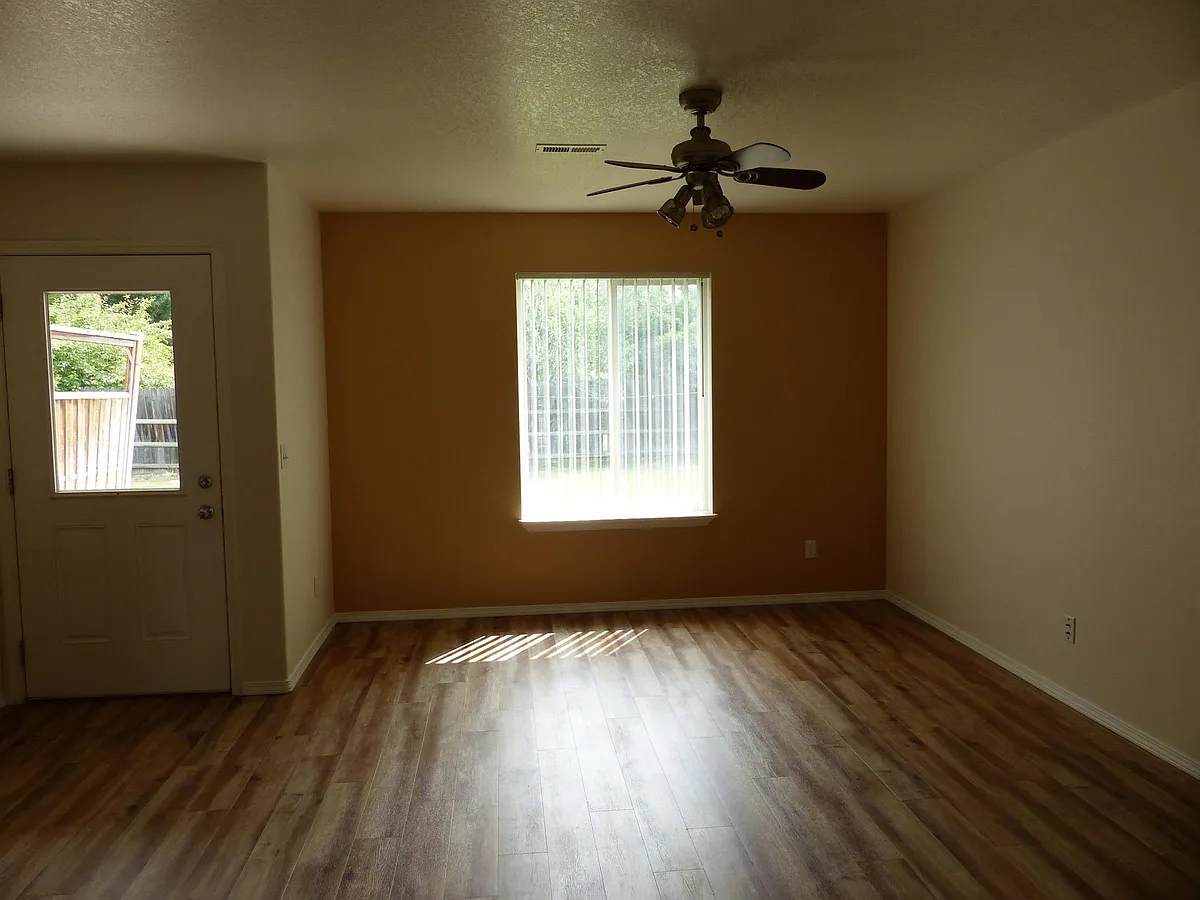Living Area - 1214 Forsythia Ave #B