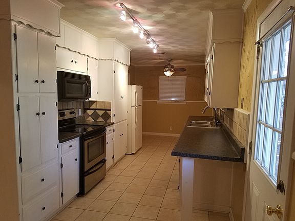 3rd image of 1611 White Way Dr