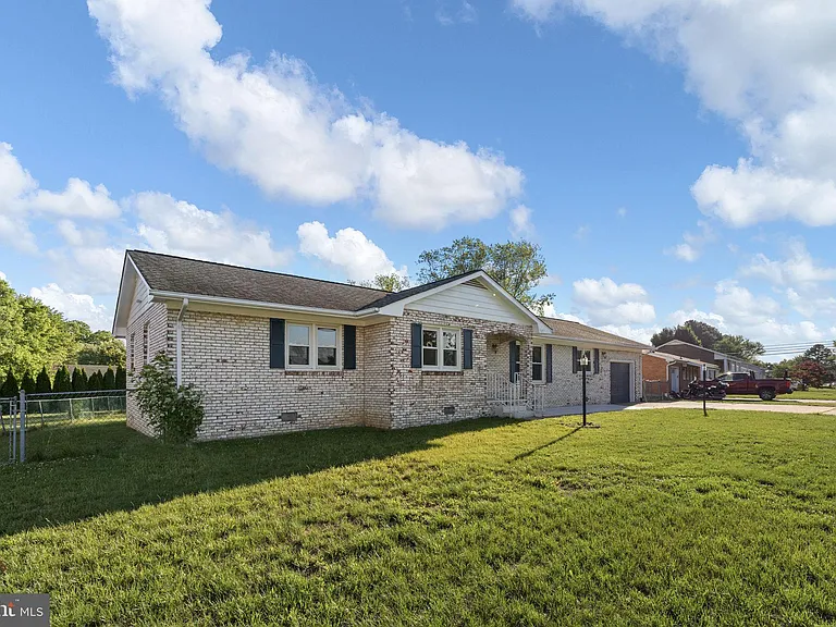 308 Butternut Dr — Photo 3