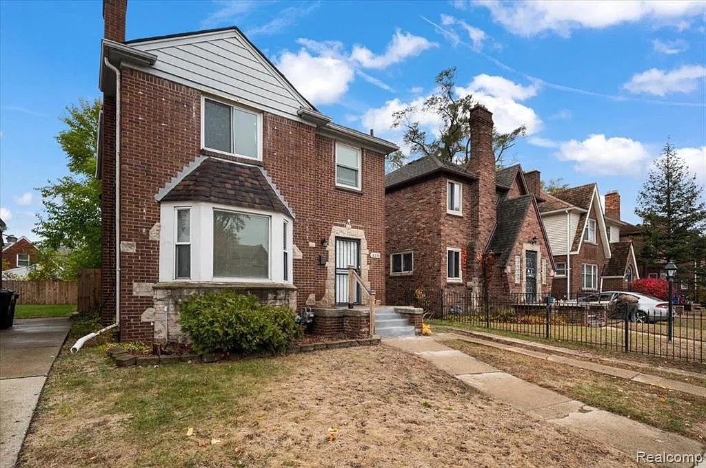 3 bed, 1.0 bath, 1587 sqft, $1,650 — Photo 2