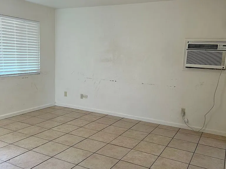 1705 Carver Ct — Photo 4
