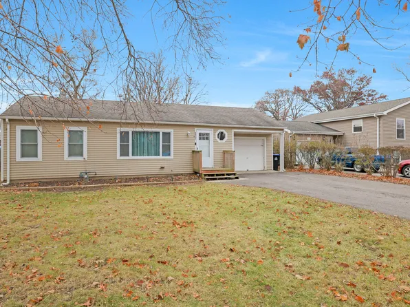 8907 Ramble Rd, Wonder Lake, IL 60097