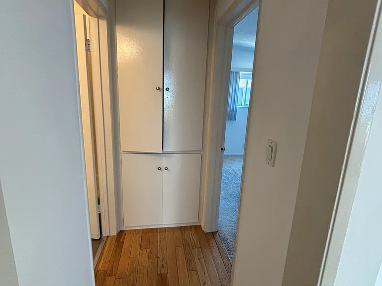 2042 N Beachwood Dr #4 — Photo 6