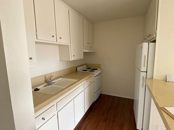 3rd image of 1645 Emerald St APT 2K