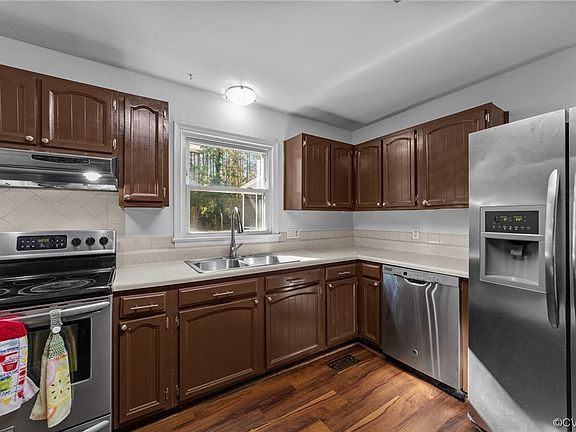 5th image of 17 Carriage Hill Dr