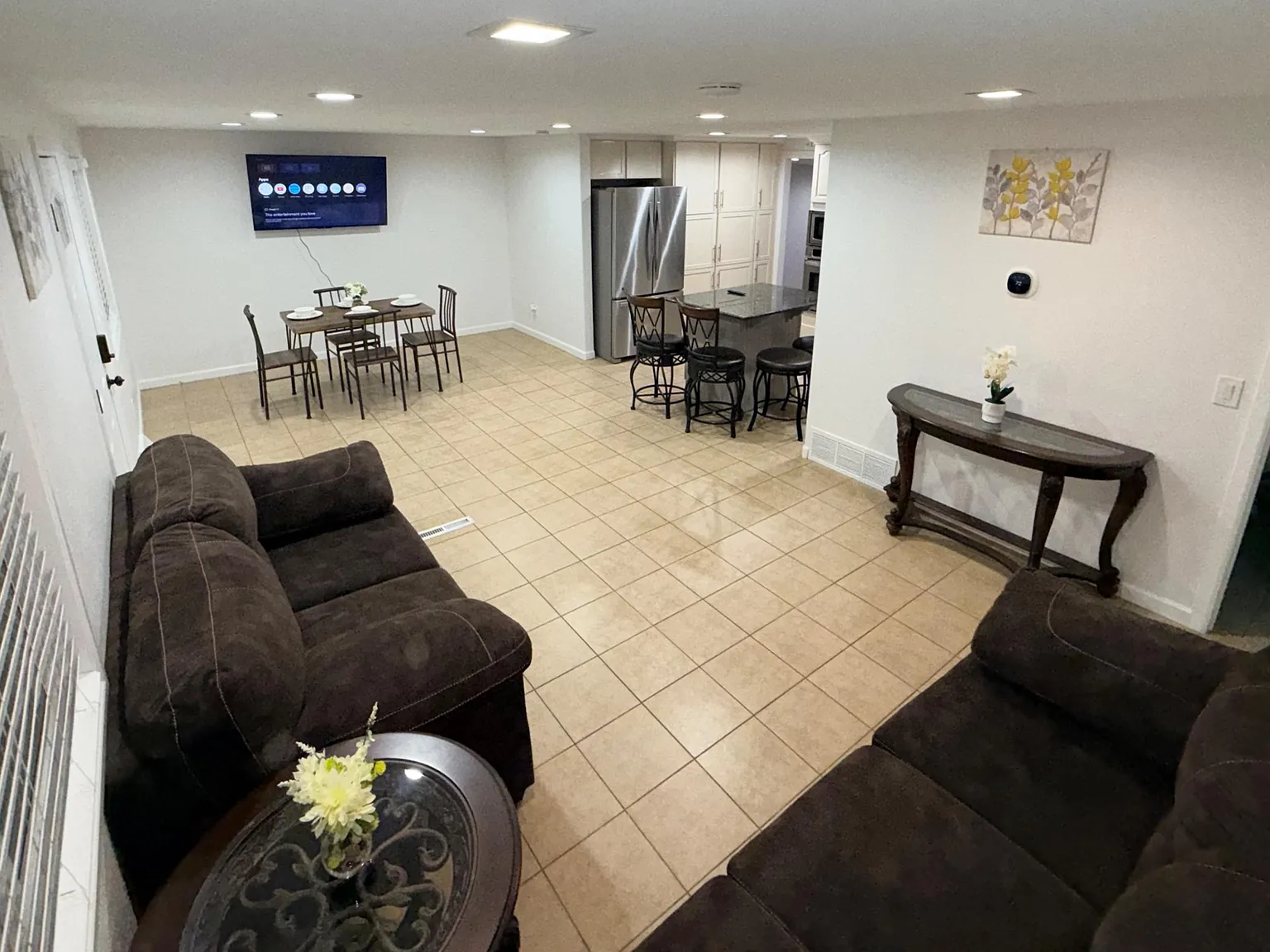 4 bed, 2.0 bath, 2200 sqft, $1,884 — Photo 3