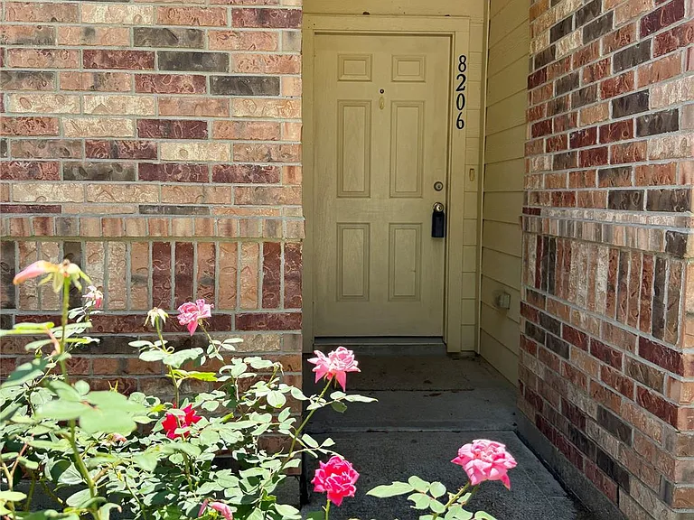 8206 Malago Point Dr — Photo 2