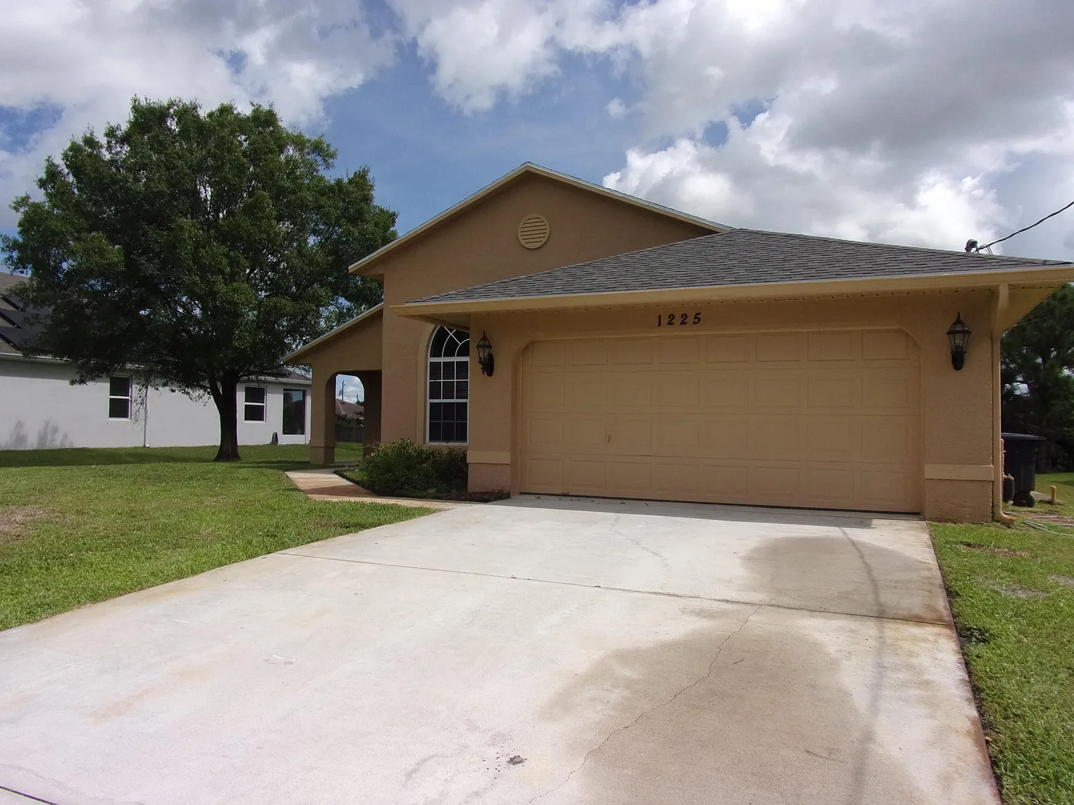 3 bed, 2.0 bath, 2020 sqft, $2,300 — Photo 2