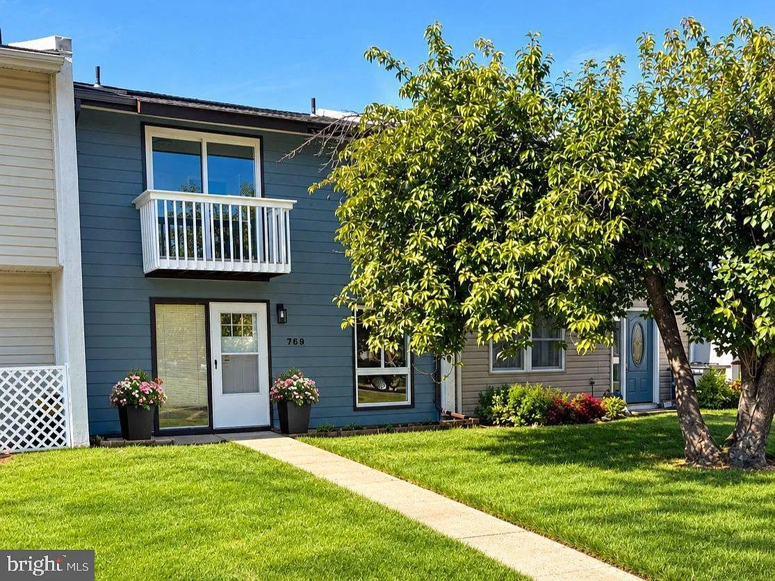 3 bed, 2.5 bath, 1600 sqft, $2,800 — Photo 1