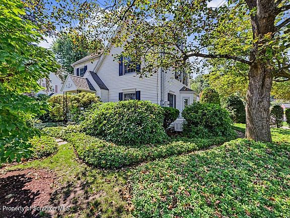3rd image of 220 Holly Ln